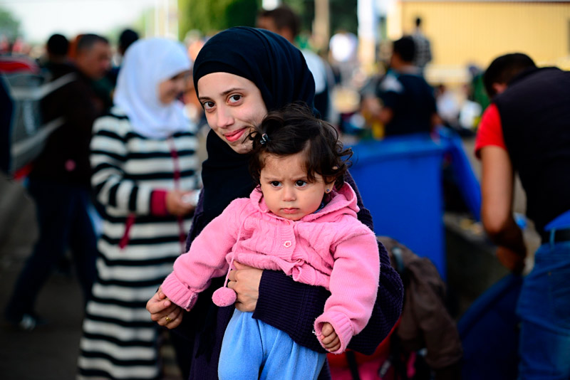 https://canadianvisa.org/blog/news/interfaith-missions-aiding-syrian-refugees-honoured-quebec woman holding her child